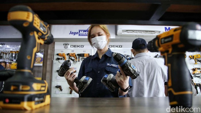 Hendrik Sutjiatmadja  Direktur Mr. Safety Group,  didampingi Ronald Ruff selaku Chief Marketing Officer dan Ario Setra Setiadi Assisten Direktur Mr. Safety Group saat 
Press Conference peluncuran Produk Deko dan Toko Jago Material di kawasan Kelapa Gading, Jakarta Utara, Rabu (5/4/2023).