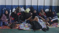 Sejumlah pemudik tujuan Ende, berjalan menuju kapal di pelabuhan penyeberangan Bolok, Kabupaten Kupang, NTT, Rabu (05/04/2023). ANTARA FOTO/Kornelis Kaha