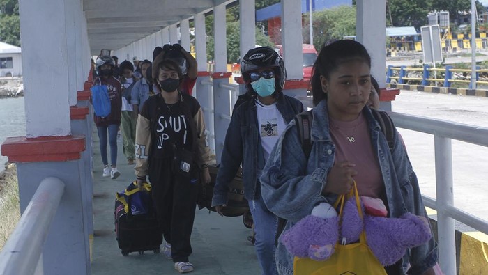 Sejumlah pemudik tujuan Ende, berjalan menuju kapal di pelabuhan penyeberangan Bolok, Kabupaten Kupang, NTT, Rabu (5/4/2023). Para pemudik mengaku memilih mudik lebih awal untuk menghindari terjadinya penumpukan pemudik saat jelang hari raya Idul Fitri.  ANTARA FOTO/Kornelis Kaha/hp.