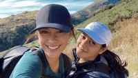 Selain olahraga lari, Nana juga menyukai aktivitas mendaki. Kegiatan ini dilakukannya hingga New Zealand bersama sang adik, Naysila Mirdad. Menurutnya, aktivitas mendaki ini membuat dirinya lebih bahagia dan bersyukur karena udara yang sehat. (Foto: Instagram @nanamirdad_)