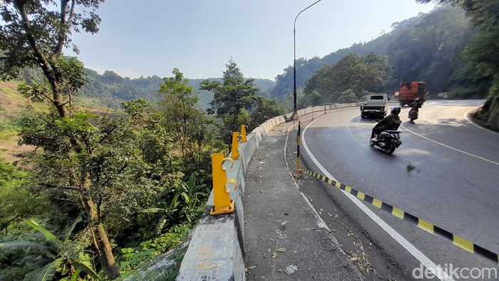 Ngeri! Pagar Besi Pembatas Cadas Pangeran Sumedang Dicopot untuk Perbaikan