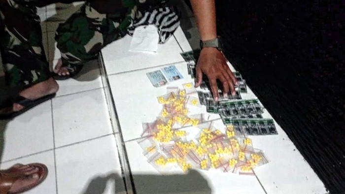 Obat terlarang yang disita TNI usai gerebek gerobak kaki lima di Sukabumi