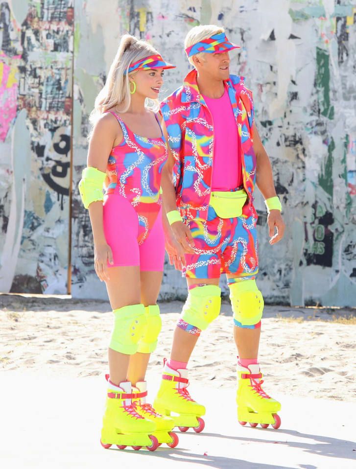 Pakaian bubblegum pink yang lebih serasi yang dikenakan oleh Margot Robbie, dalam peran utama Barbie, dan Ken dari Ryan Gosling saat mereka duduk di mobil convertible dalam perjalanan ke dunia nyata. (MEGA/GC Images/GC Images/Getty Images)