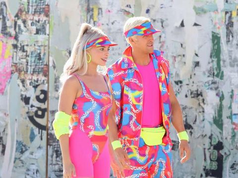 Pakaian bubblegum pink yang lebih serasi yang dikenakan oleh Margot Robbie, dalam peran utama Barbie, dan Ken dari Ryan Gosling saat mereka duduk di mobil convertible dalam perjalanan ke dunia nyata. (MEGA/GC Images/GC Images/Getty Images)