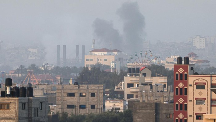 Smoke rises above buildings in Gaza City as Israel launched air strikes on the Palestinian enclave early on April 5, 2023. - After the announcement of the clashes at Al-Aqsa early on April 5, several rockets were fired from the northern Gaza Strip towards Israeli territory, according to AFP journalists and witnesses. The Israeli army said five rockets fired from the Gaza Strip were intercepted by the aerial defence system around Sderot in southern Israel, and that four others had fallen in uninhabited areas. Israeli fighter jets later struck two Hamas weapons manufacturing sites in the central Gaza Strip 