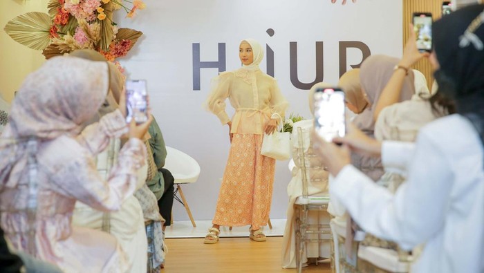 Industi fesyen di Indonesia terus tumbuh pesat dalam beberapa tahun terakhir. Termasuk juga industri busana muslim.