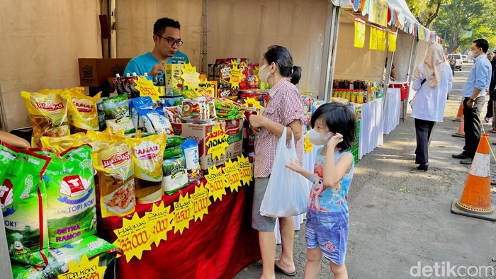 Pasar murah di Kota Bandung.