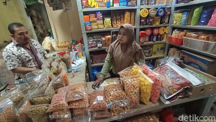 Pedagang kue kering di Pasar Bitingan Kudus raup cuan Rp 1 juta sehari saat Ramadan. Foto diunggah Rabu (5/4/2023).