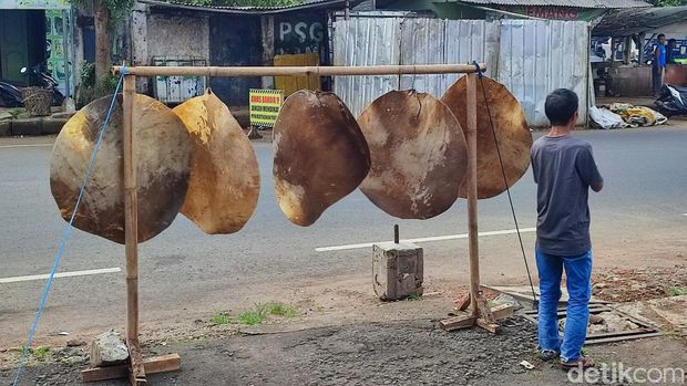 Pedagang Kulit Beduk musiman di Jalan RE Martadinata Ciamis, eks Terminal Maleber.