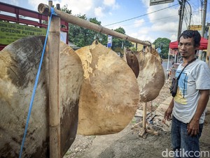 Irwan Penjual Kupat Tahu Alih Profesi Jual Kulit Beduk, Cuannya Oke Bos!