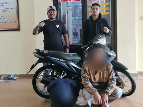 Pelajar inisial YSG (17) diamankan di Mapolres Manggarai usai mencuri sepeda motor milik tetangga kosnya yang juga seorang pelajar.