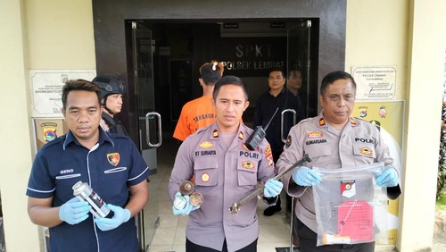 Pelaku pencurian enam unit tiang Viber Telkom Dibekuk polisi sempat diamuk massa warga, Rabu (5/4/2023). Foto: Ahmad Viqi/detikBali.