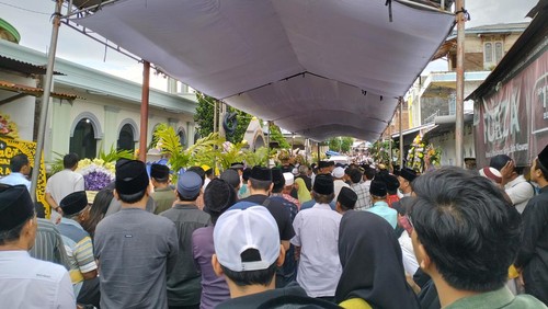 Pemakaman mantan wali kota Mataram TGH Ahyar Abduh, Rabu (5/4/2023).