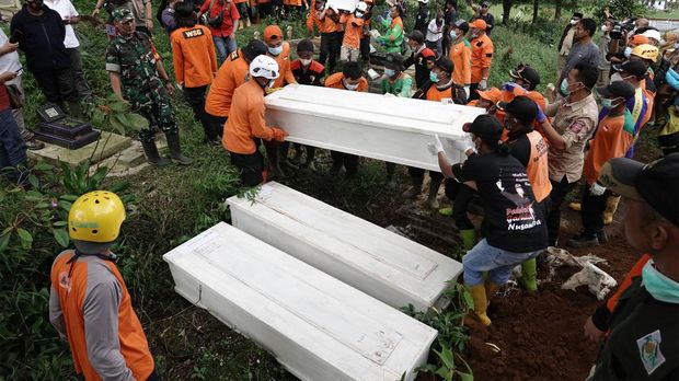 Pembunuhan berantai di Banjarnegara menewaskan 12 orang. Aksi keji itu dilakukan oleh Slamet Tohari (Mbah Slamet) yang mengaku sebagai dukun pengganda uang.