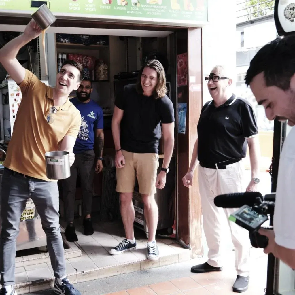 Keseruan Pemeran Harry Potter Saat Ditantang Meracik Teh Tarik