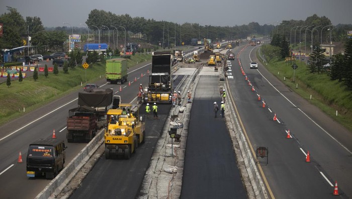 Pekerja menyelesaikan pembuatan lajur tiga di sekitar rest area KM 130 ruas tol Cipali, Indramayu, Jawa Barat, Rabu (5/4/2023). Untuk mengantisipasi kepadatan kendaraan saat arus mudik lebaran, PT Astra Tol Cipali menambah lajur sepanjang 4,5 km di tiga titik sekitar rest area tol Cikopo-Palimanan dan ditargetkan selesai pada H-10 Lebaran. ANTARA FOTO/Dedhez Anggara/aww.