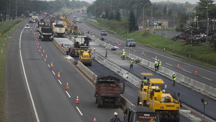 PENAMBAHAN LAJUR TOL CIPALI Pekerja menyelesaikan pembuatan lajur tiga di sekitar rest area KM 130 ruas tol Cipali, Indramayu, Jawa Barat, Rabu (5/4/2023). Untuk mengantisipasi kepadatan kendaraan saat arus mudik lebaran, PT Astra Tol Cipali menambah lajur sepanjang 4,5 km di tiga titik sekitar rest area tol Cikopo-Palimanan dan ditargetkan selesai pada H-10 Lebaran. ANTARA FOTO/Dedhez Anggara/aww.