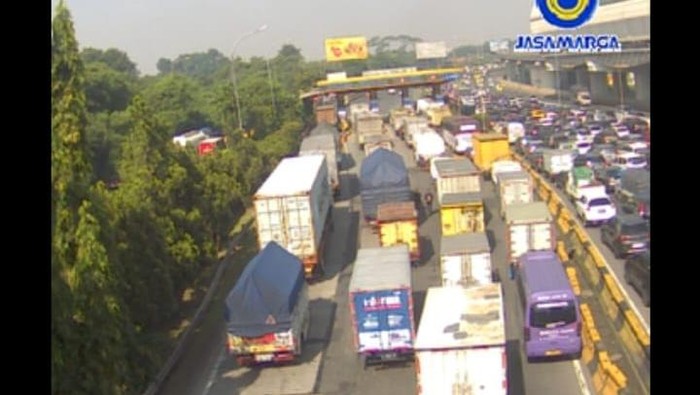 Penampakan antrean di  gerbang tol Halim Rabu (5/4/2023)