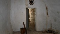 Pintu lapis baja yang merupakan pintu masuk terowongan untuk menuju ke pangakalan laut rahasia Yugoslavia.