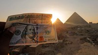 Pound Mesir saat ini menempati peringkat sebagai mata uang dengan kinerja terburuk keenam sejak 1 Januari, memperpanjang penurunan yang membuatnya kehilangan lebih dari setengah nilainya selama tahun 2022. Mata uang tersebut diperdagangkan di sekitar 30,85 per dolar pada hari Rabu.