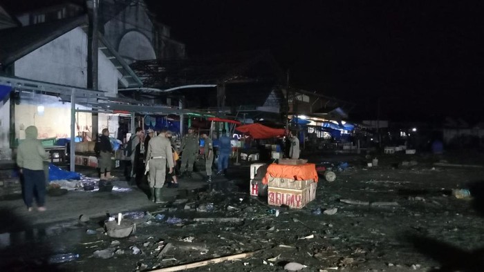 Penertiban lapak pedagang di Pasar Lakessi Parepare.