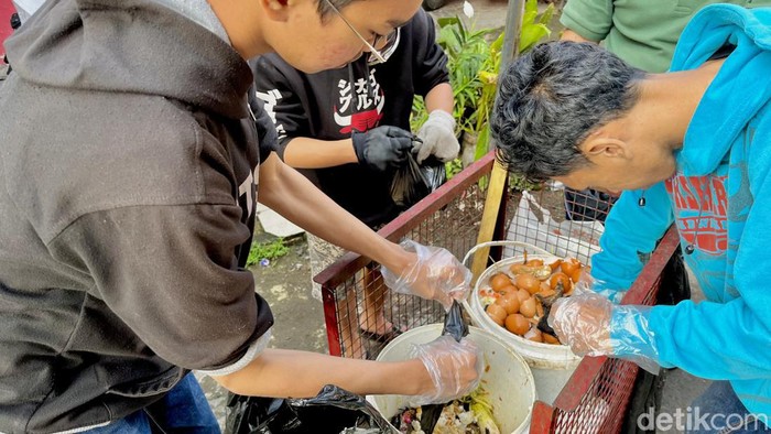 Pengelolaan sampah di Kampung Cibunut, Kota Bandung.