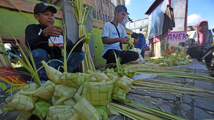Sejumlah pedagang menjajakan cangkang ketupat (kupat) di Pasar Rau Kota Serang, Banten, Rabu (5/4/2023). Penjualan kulit ketupat di pasar tersebut mengalami peningkatan karena banyak warga Banten merayakan tradisi Kupatan atau kenduri ketupat setiap menyambut pertengah Ramadhan yang jatuh hari Kamis (6/4) besok. ANTARA FOTO/Asep Fathulrahman/hp.