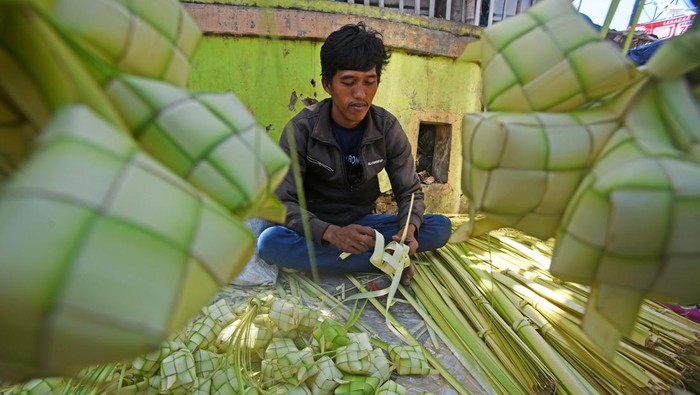 PENJUALAN KETUPAT MENINGKAT JELANG TRADISI KUPATAN Sejumlah pedagang menjajakan cangkang ketupat (kupat) di Pasar Rau Kota Serang, Banten, Rabu (5/4/2023). Penjualan kulit ketupat di pasar tersebut mengalami peningkatan karena banyak warga Banten merayakan tradisi Kupatan atau kenduri ketupat setiap menyambut pertengah Ramadhan yang jatuh hari Kamis (6/4) besok. ANTARA FOTO/Asep Fathulrahman/hp.