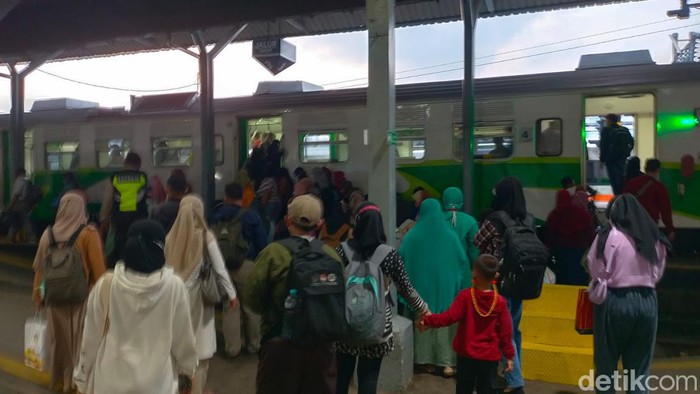 Penumpang komuter surabaya lamongan di Stasiun Pasar Turi