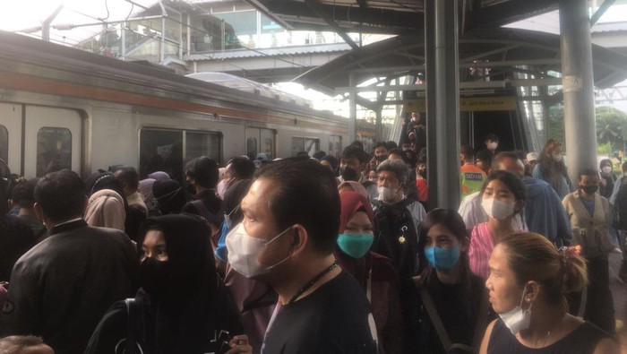 Penumpang KRL (Muhammad Fariz At Thariqi)