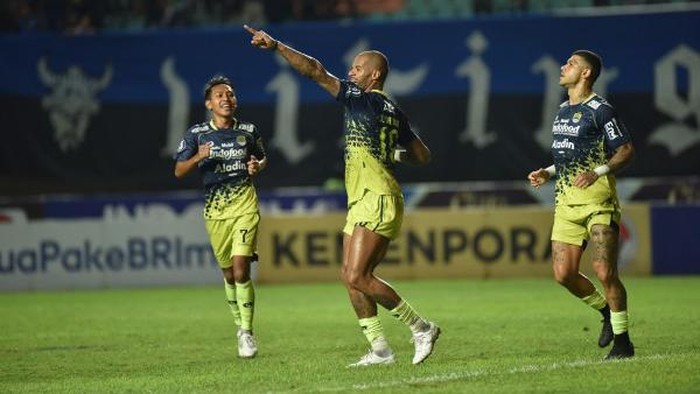 Penyerang Persib David da Silva (tengah) usai mencetak gol ke gawang Persis Solo di Liga 1, Selasa (4/4/2023)