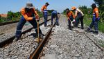 Perawatan Lokomotif dan Rel Kereta Api Jelang Lebaran