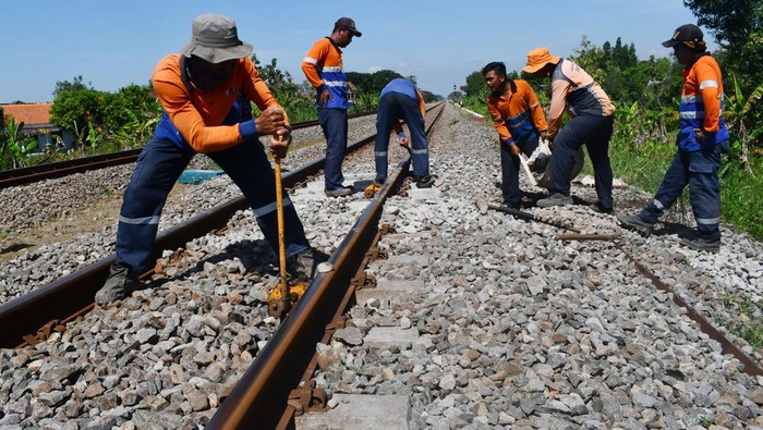 Perawatan Lokomotif Dan Rel Kereta Api Jelang Lebaran