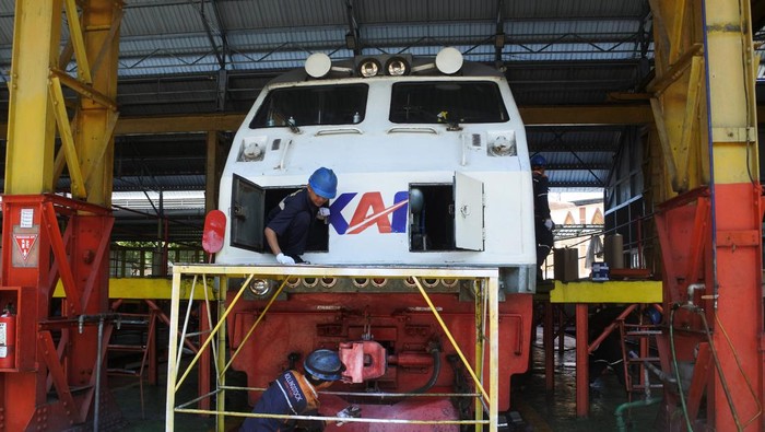 Perawatan Lokomotif dan Rel Kereta Api Jelang Lebaran PT Kereta Api Indonesia melakukan perawatan lokomotif dan rel kereta api. Hal ini dilakukan untuk menghadapi masa angkutan lebaran 2023.
