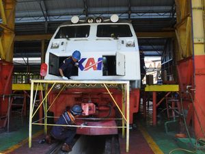 Perawatan Lokomotif dan Rel Kereta Api Jelang Lebaran