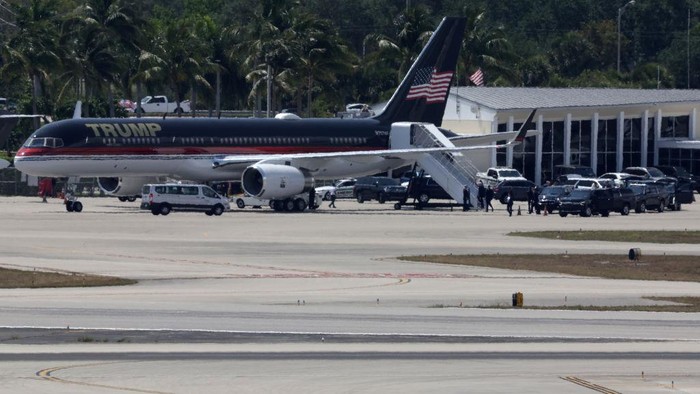 Pesawat Mewah Trump Force One Bawa Donald Trump Hadapi Sidang WEST PALM BEACH, FL - MARCH 20: Former President Donald Trump private airplane known as Trump Force One is parked on the tarmac at the Palm Beach International Airport on March 20, 2023 in West Palm Beach, United States. Trump said on a social media post recently that he expects to be arrested in connection with an investigation into a hush-money payment involving adult film actress Stormy Daniels, and called on his supporters to protest any such move. (Photo by Octavio Jones/Getty Images)
