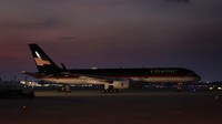 Pesawat Boeing 757-200 standarnya memiliki 228 kursi penumpang, namun khusus untuk Donald Trump dirombak total menjadi hanya 43 kursi, kemudian dilengkapi pula dengan kamar tidur utama, kamar tamu, ruang makan, area VIP, dan dapur khusus.