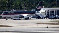 Pada badan pesawat nampak tulisan TRUMP, berlapis emas. Bagi Trump, pesawat ini adalah salah satu harta berharganya.