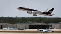 Pesawat pribadi mantan Presiden AS Donald Trump, juga dikenal sebagai Trump Force One, lepas landas dari Bandara Internasional Palm Beach pada 3 April 2023 di West Palm Beach, Florida.