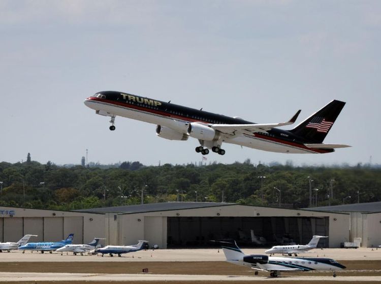 Pesawat Mewah Trump Force One Bawa Donald Trump Hadapi Sidang
