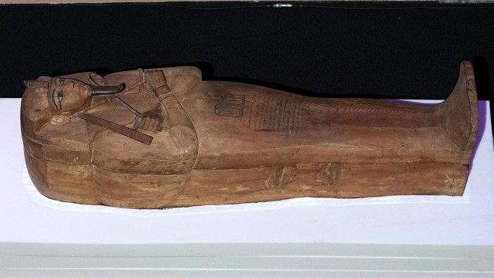 Peti Mati Firaun Ramses II Akan Dipamerkan di Paris, Begini Wujudnya The Coffin of King Ramses II is on display during an unveiling ceremony in Paris, Monday, April 3, 2023, ahead of an exceptional exhibition running from 7 April to 6 Sept. 2023. (AP Photo/Christophe Ena)