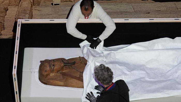Peti Mati Firaun Ramses II Akan Dipamerkan di Paris, Begini Wujudnya The Coffin of King Ramses II is on display during an unveiling ceremony in Paris, Monday, April 3, 2023, ahead of an exceptional exhibition running from 7 April to 6 Sept. 2023. (AP Photo/Christophe Ena)