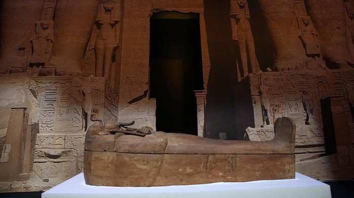 Peti Mati Firaun Ramses II Akan Dipamerkan di Paris, Begini Wujudnya The Coffin of King Ramses II is on display during an unveiling ceremony in Paris, Monday, April 3, 2023, ahead of an exceptional exhibition running from 7 April to 6 Sept. 2023. (AP Photo/Christophe Ena)