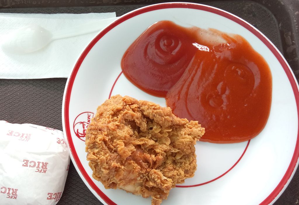 Piring KFC Indonesia Sering Dibawa Pulang Pembeli, Kini Banyak yang Dijual Online