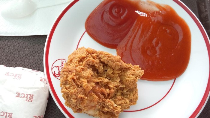 Piring KFC Indonesia Sering Dibawa Pulang Pembeli, Kini Banyak yang Dijual Online