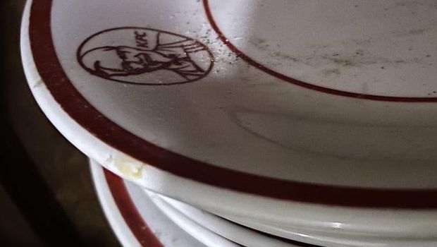 Piring KFC Indonesia Sering Dibawa Pulang Pembeli, Kini Banyak yang Dijual Online