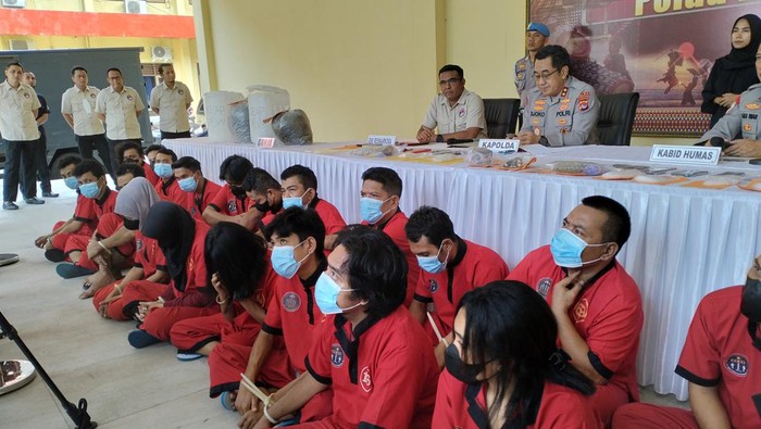Polda NTB mengamankan 23 tersangka kasus narkoba jenis sabu dan ganja periode 14 Maret-2 April 2023.