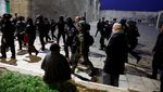 Momen Polisi Israel Gerebek Jemaah Iktikaf di Masjid Al Aqsa