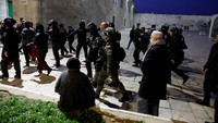 Pasukan Israel menyerbu jemaah Palestina yang tengah beribadah di Masjid Al Aqsa, Yerusalem, Selasa (4/4/2023) malam. (REUTERS/Ammar Awad)