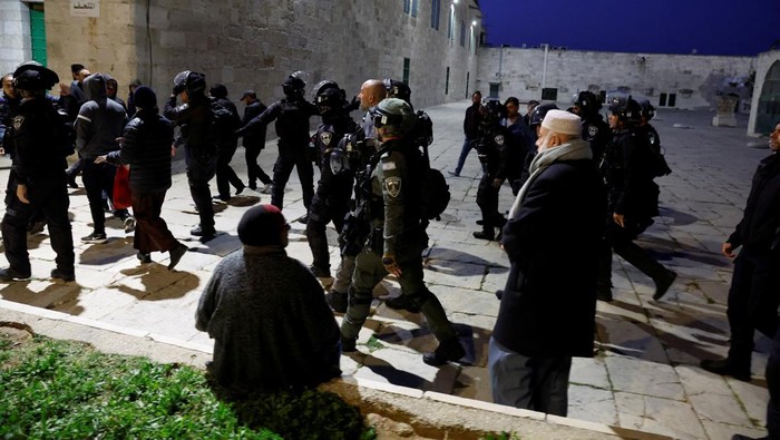 Israeli police forces work at Al-Aqsa compound, also known to Jews as the Temple Mount, while tension arises during clashes with Palestinians in Jerusalems Old City, April 5, 2023. REUTERS/Ammar Awad